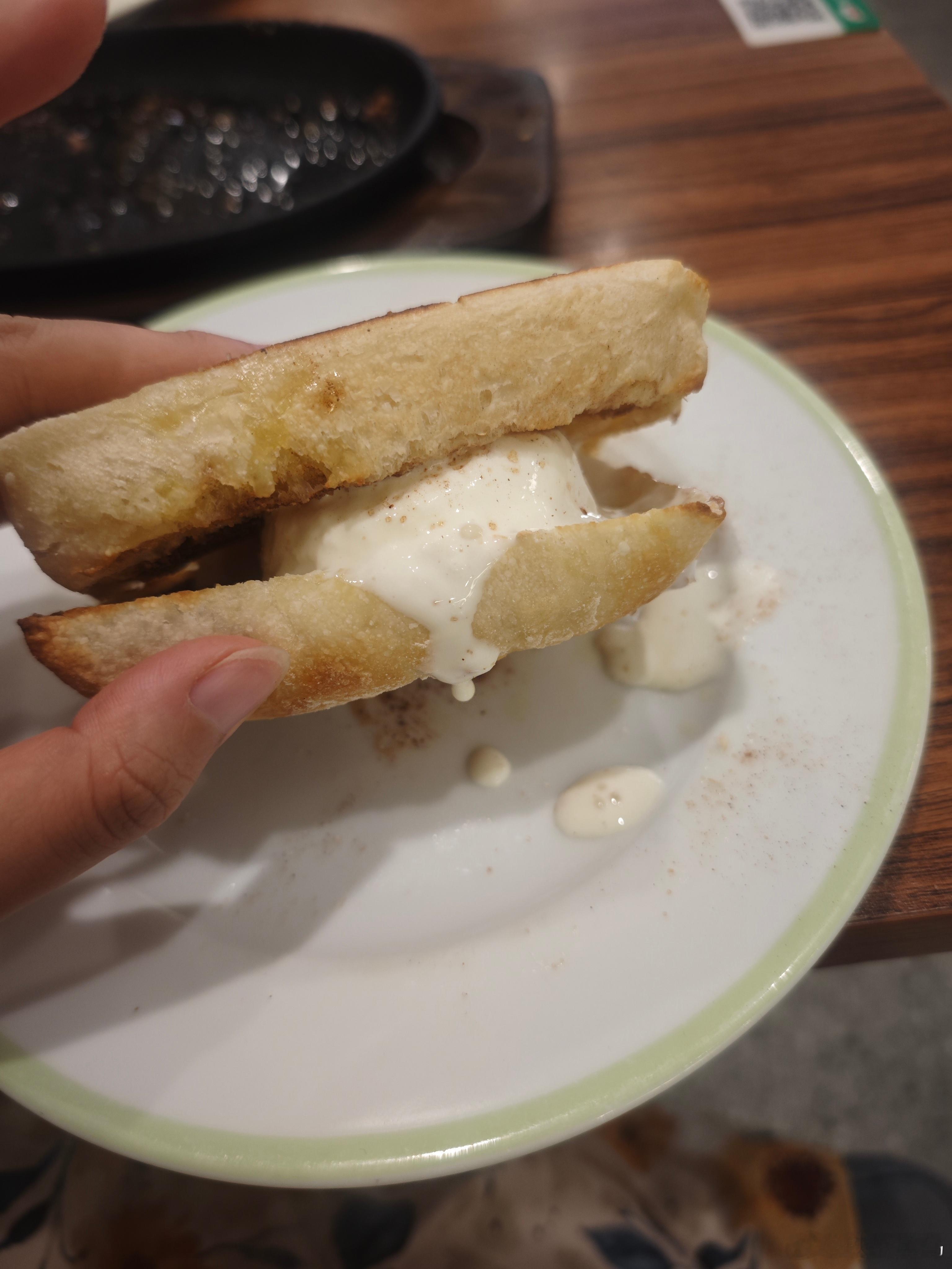 温泉蛋+米饭+烤菠菜+铁板的玉米粒+土豆混在一起太好吃了！！！配着汉堡肉一口肉一