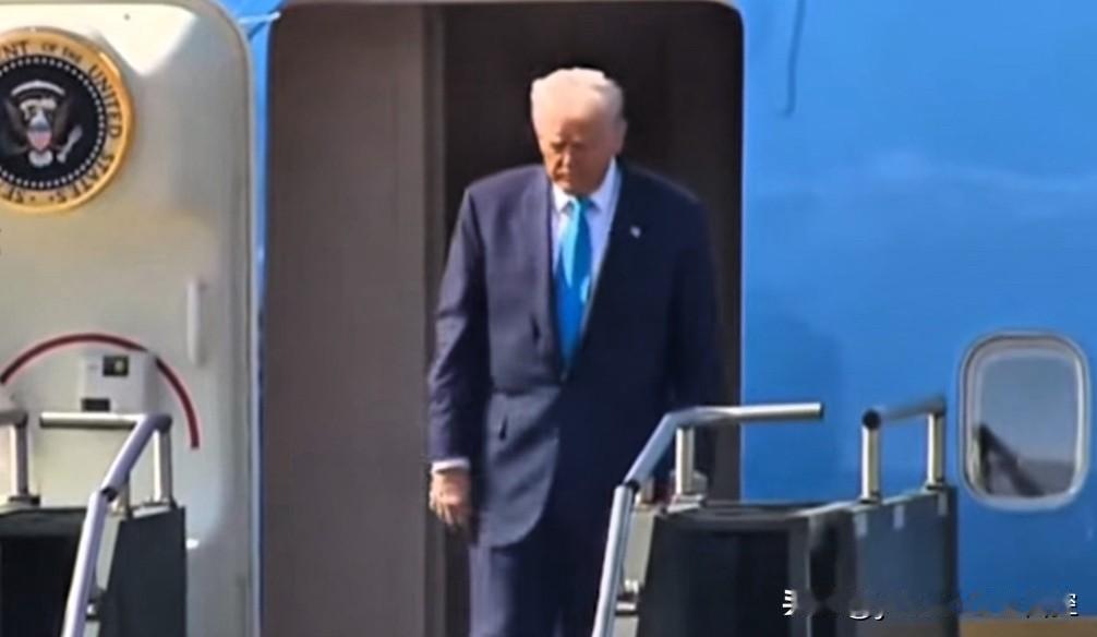 【空军一号29日上午抵达韩国】
    10月29日上午，特朗普专机飞抵韩国釜山