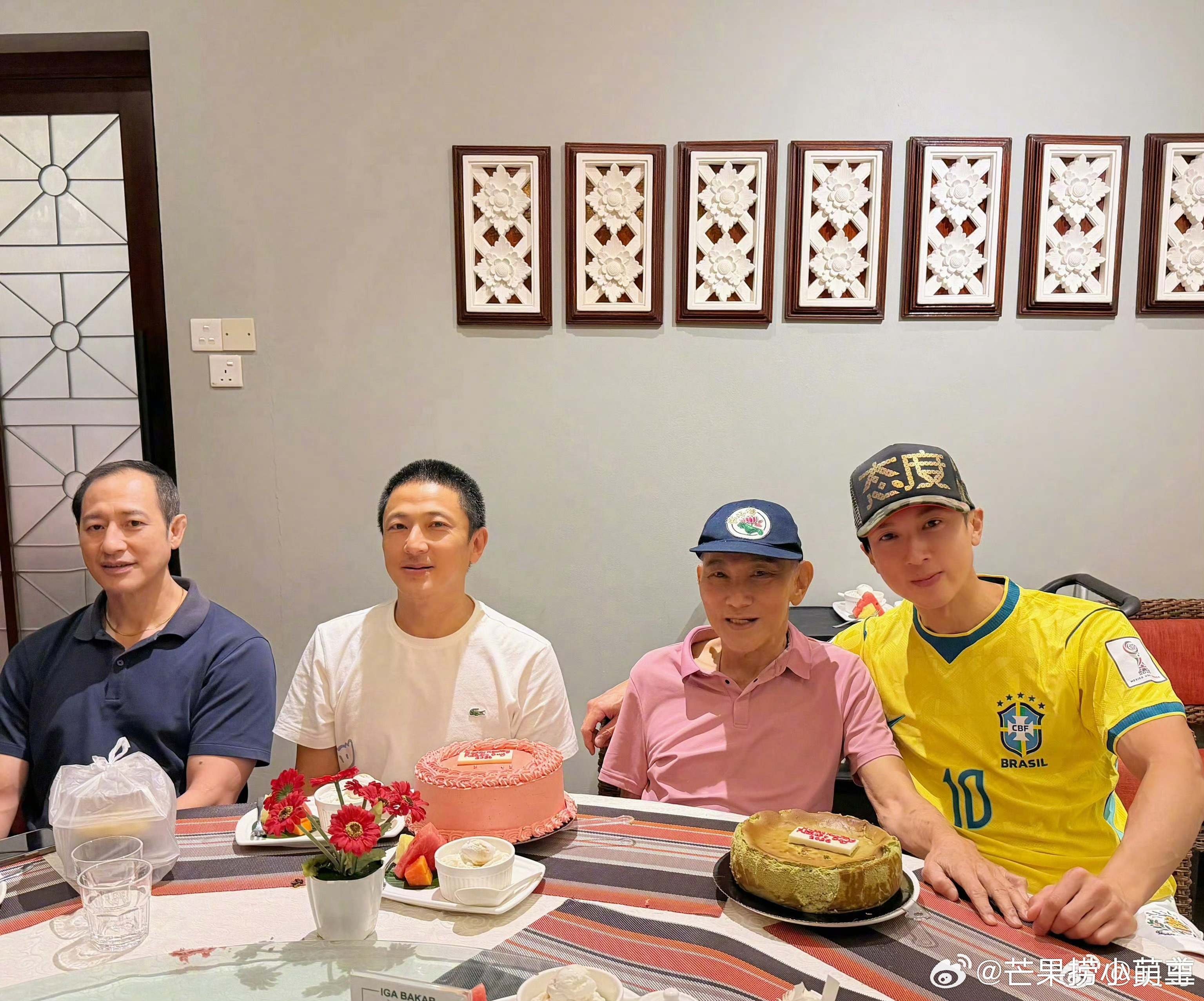 吴尊为爸爸庆祝80大寿吴尊爸爸80岁状态 吴尊为爸爸庆祝80大寿，尊爸80岁了，