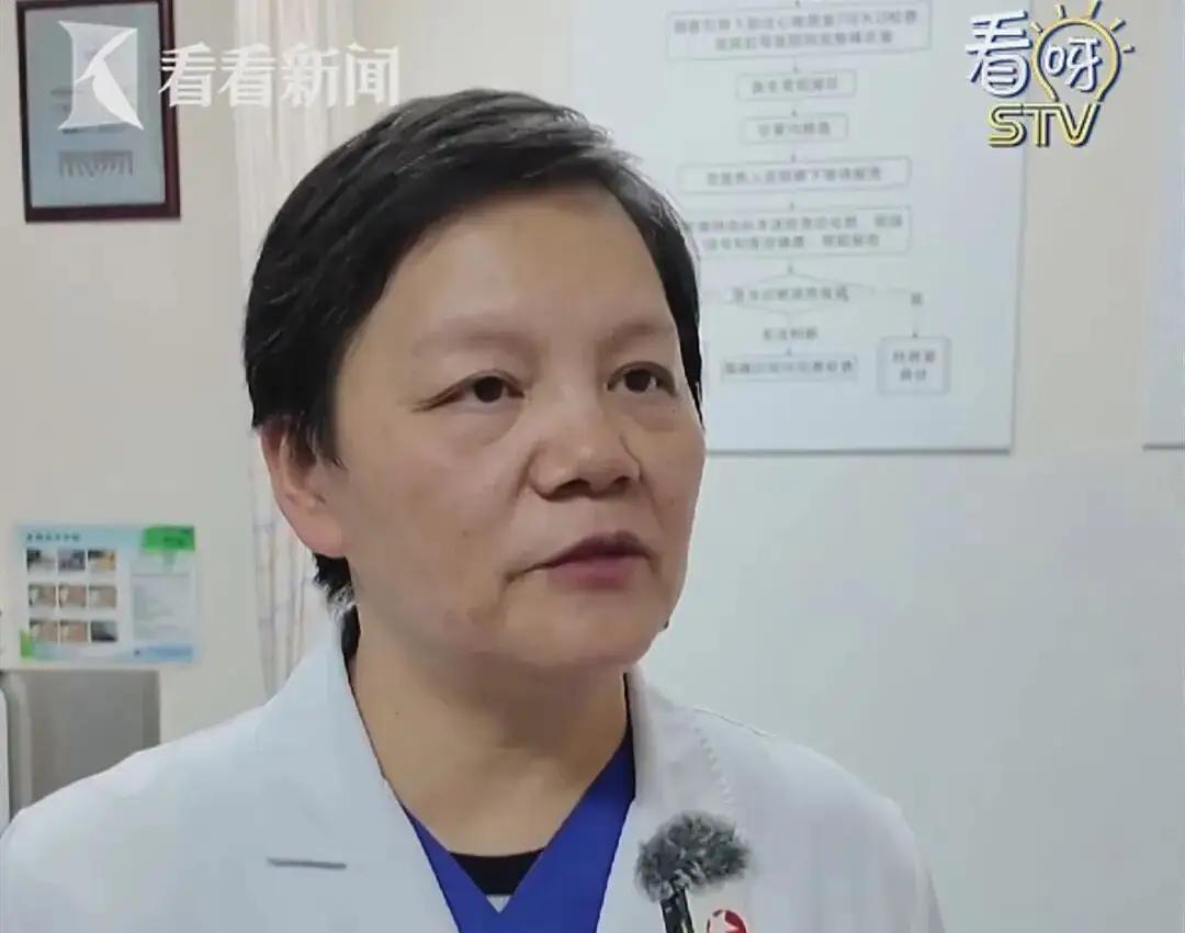 事发上海地铁！老人摔下电梯，工作人员不让救？医生：做得对！
来源：新闻坊
这是一