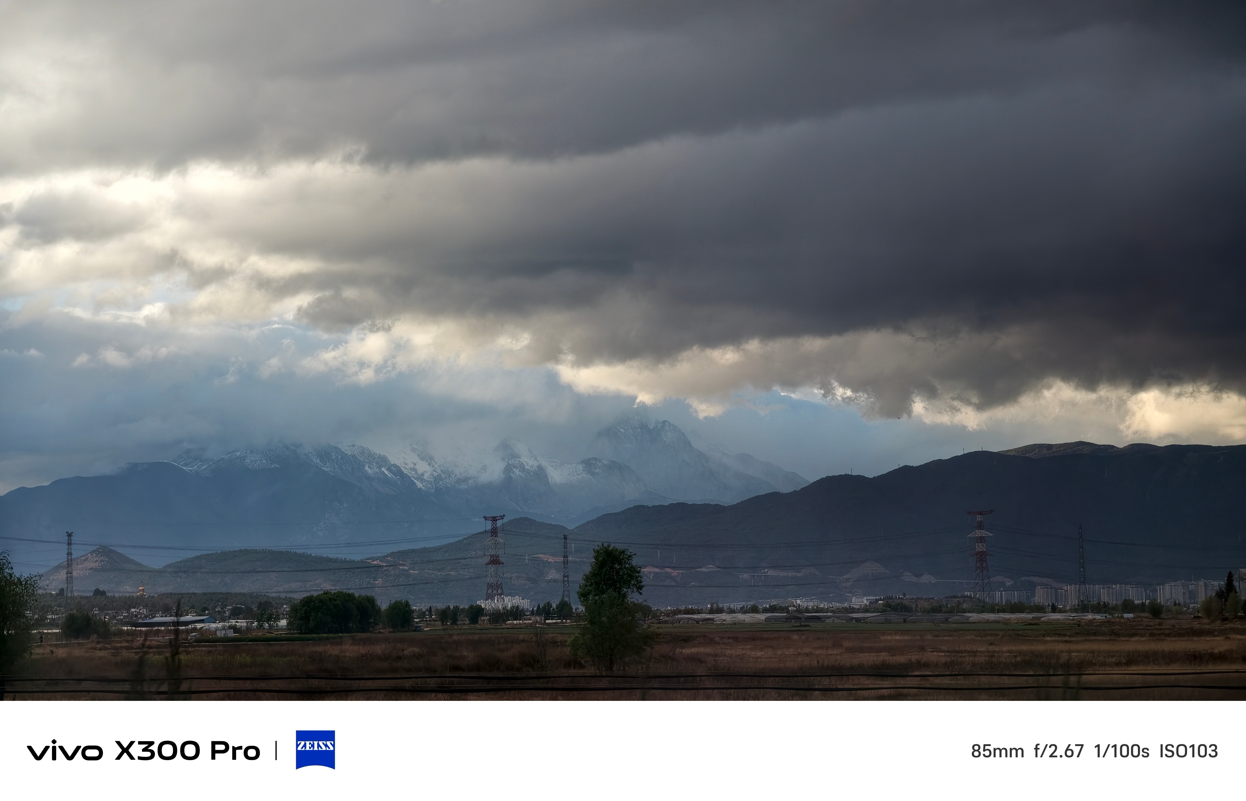 来丽江参加X300 Ultra 发布会，刚落地去酒店路上，这是雪山么？ 丽江