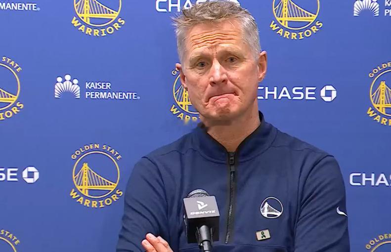 NBA常规赛，金州勇士在客场以120-107的比分战胜布鲁克林篮网。赛后，主帅科