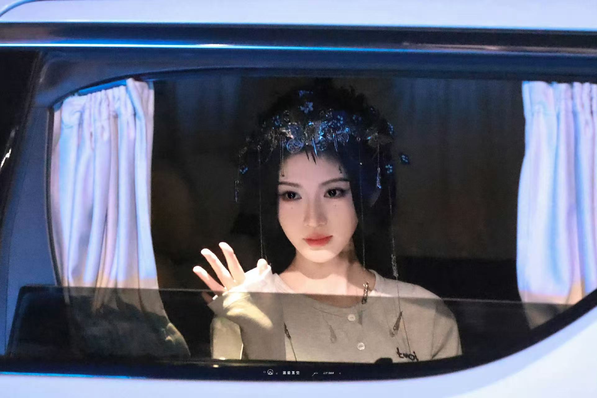鞠婧祎手持加特林路透路透一出直接封神，黑直发配冷脸，暗黑造型帅到没朋友。她站在那