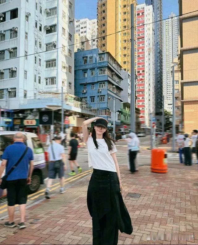 迪丽热巴素颜照刷屏，给路人挨个打码这一个动作，打了谁的脸 