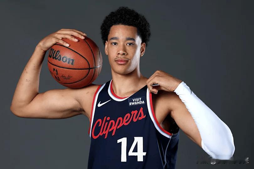 尼德豪泽打挺好，就是不给机会



快船新秀尼德豪泽打挺好，面对魔术，打了十分钟