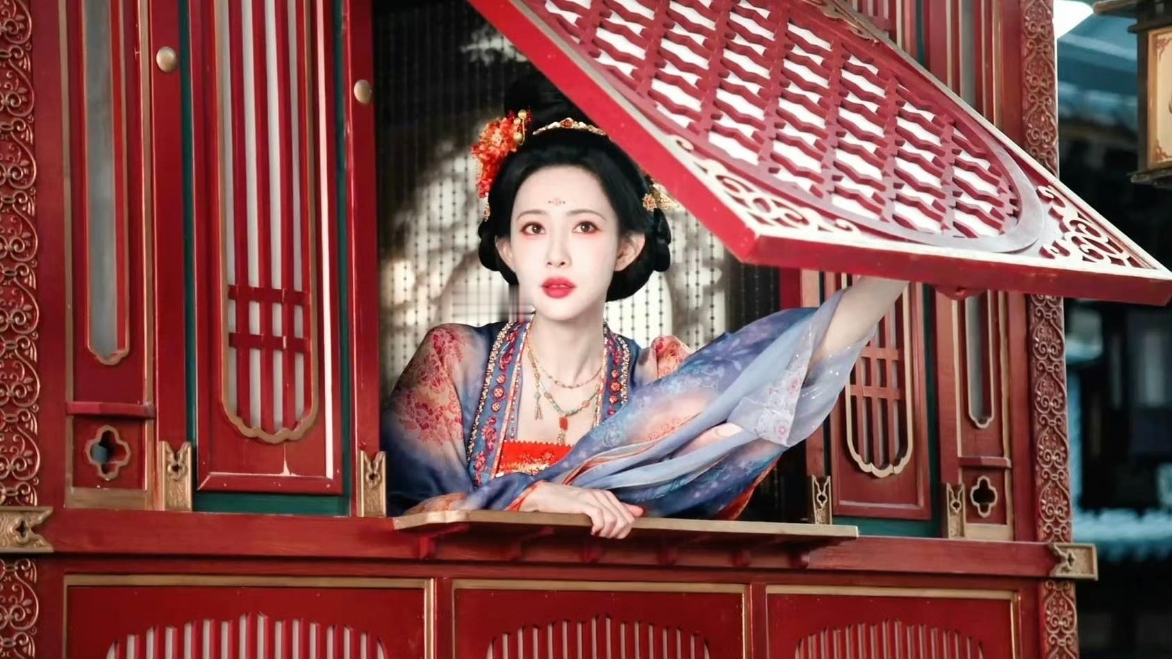 孟子义 唐装能孟姐是瘦长脸 ​​​