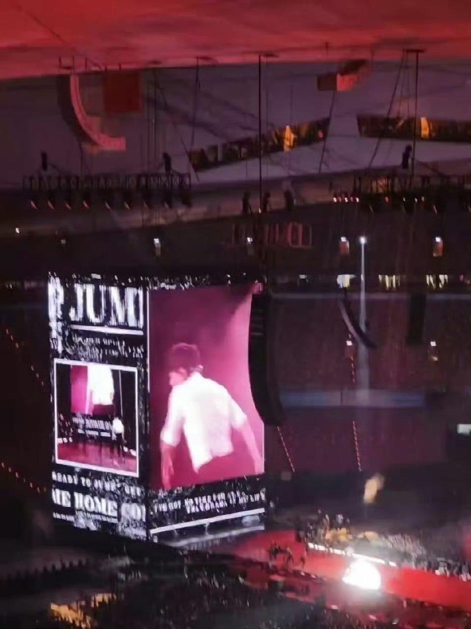 张杰演唱会未live的意义🎶火车鸣笛唤醒鸟巢的夜空，音符裹着双向奔赴的热爱翻涌