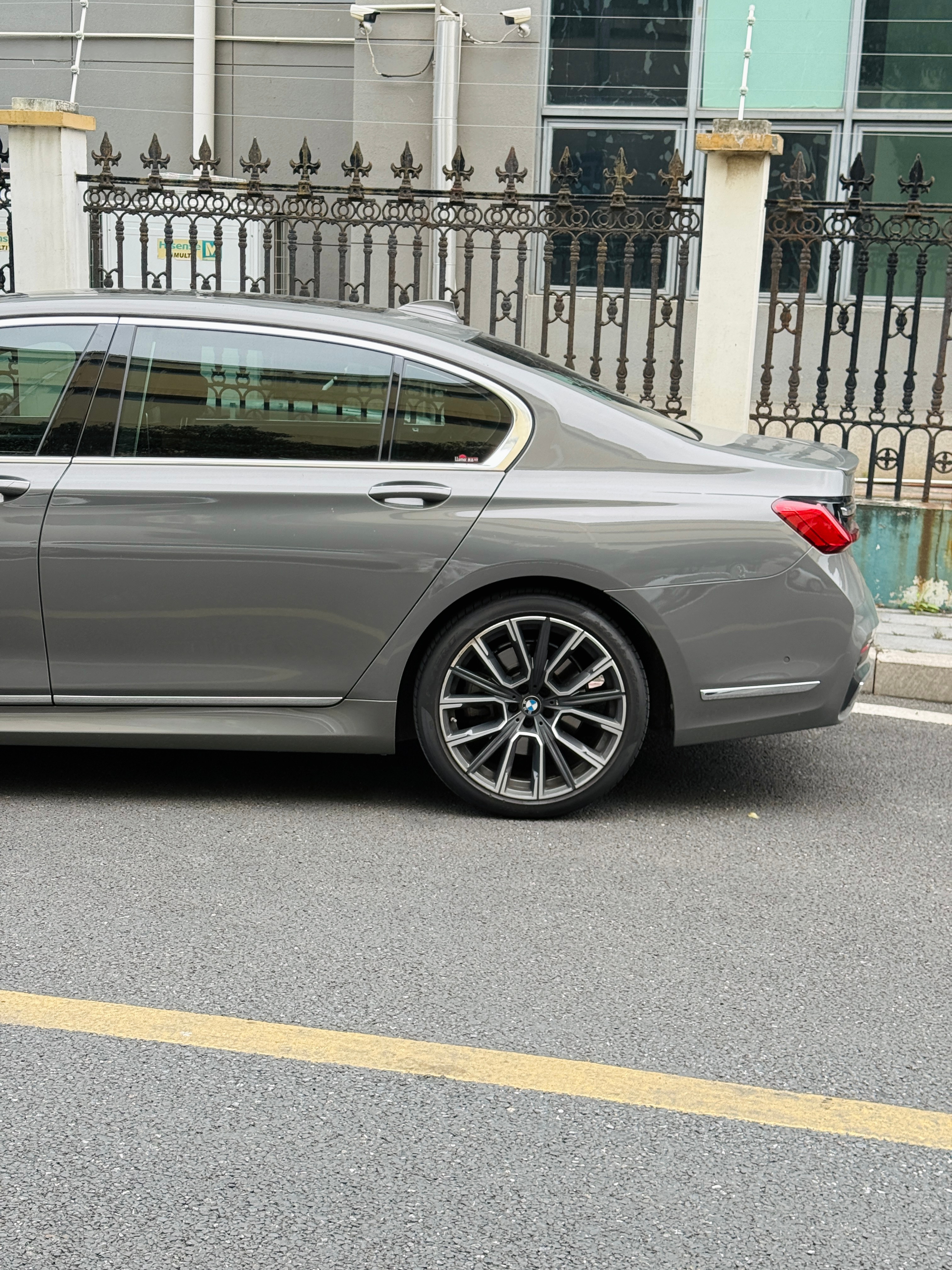 人生下半场，拼的是从容与底气🚗这台贝尔尼纳灰宝马740尊享，就是最好的注解褪去