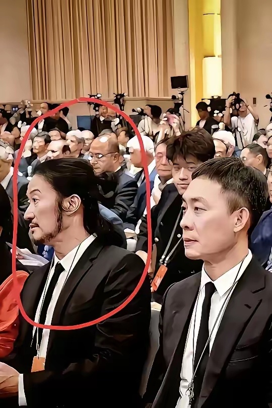 万万没想到，曾经那么一身硬朗气的男神，怎么成了现在这个样子…… 