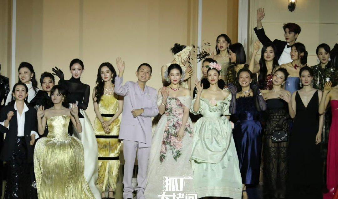 VOGUE盛典内场明星大合照🈶，你一眼看到了谁 ​​​ 杨幂刘亦菲双c位 ​​