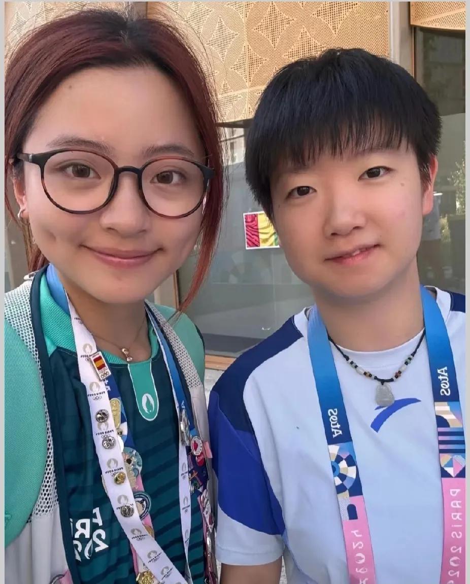 孙颖莎的超萌同框杀！
 
宝子们快瞧！在巴黎奥运会期间拍到的这张图，孙颖莎和美女