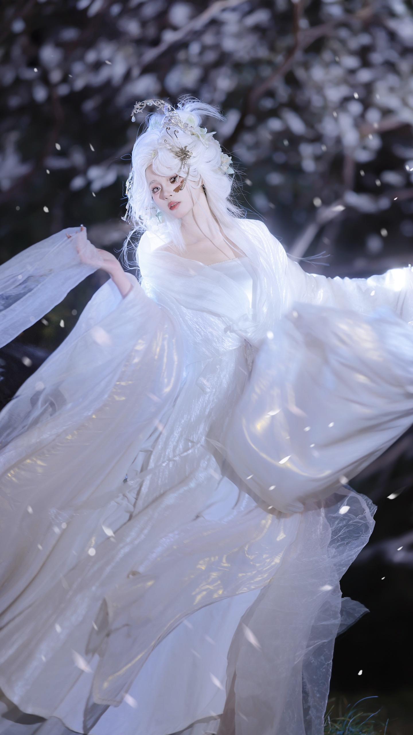 携月而来的仙瑶～五彩斑斓的白～好喜欢！ 🧚‍♀️：  💄