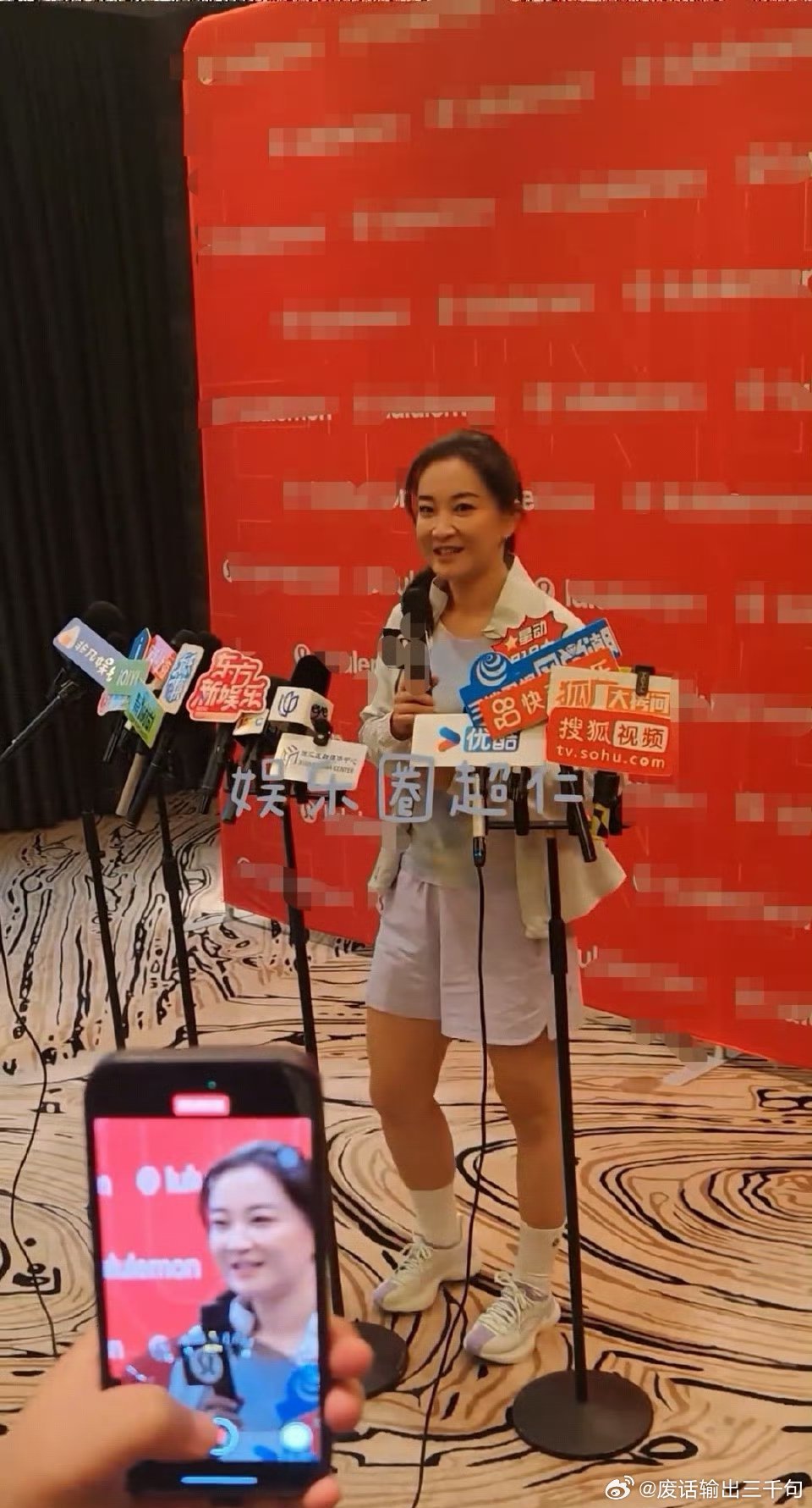 贾玲 上镜胖十斤受害者原来手机和相机拍照差别真的很大,无缘无故胖了十斤,这件事也