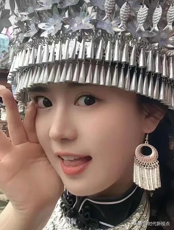 网络故事: 小伙子给富婆磕了1000个头 小伙子给富婆磕了1000个头。这个网络