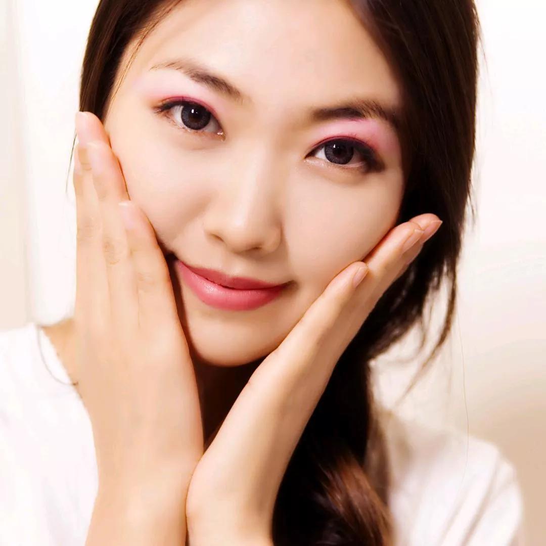 甜美少女，粉嫩妆容，温柔微笑清透少女感妆容 温柔甜美风妆容 元气甜妹妆容 自然粉