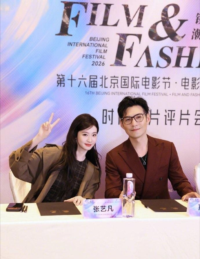 最近严屹宽和张艺凡在北京出席时尚活动，两位坐在一起像同龄人，不得不说严屹宽保养的