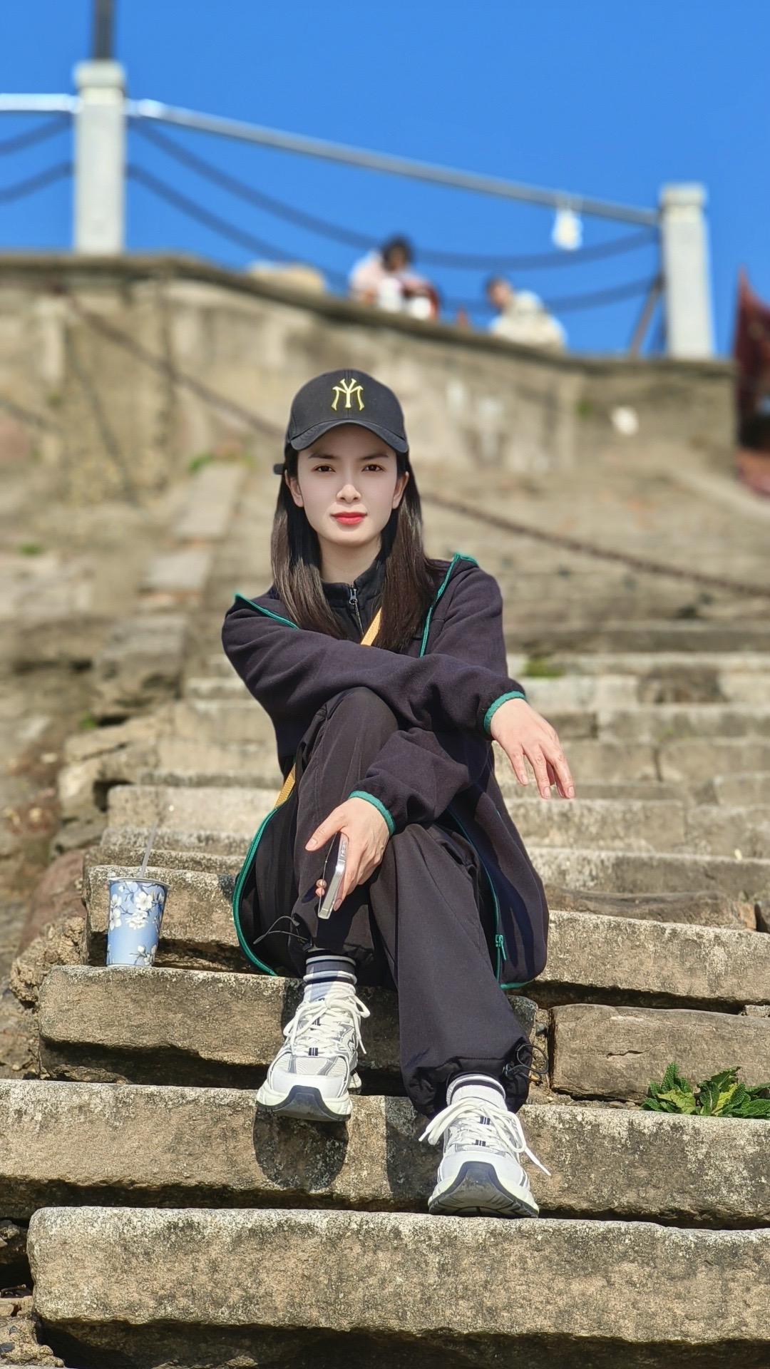 “这兜兜转转的日子，一年又接近尾声了，普普通通的日子，日复一日，努力地...