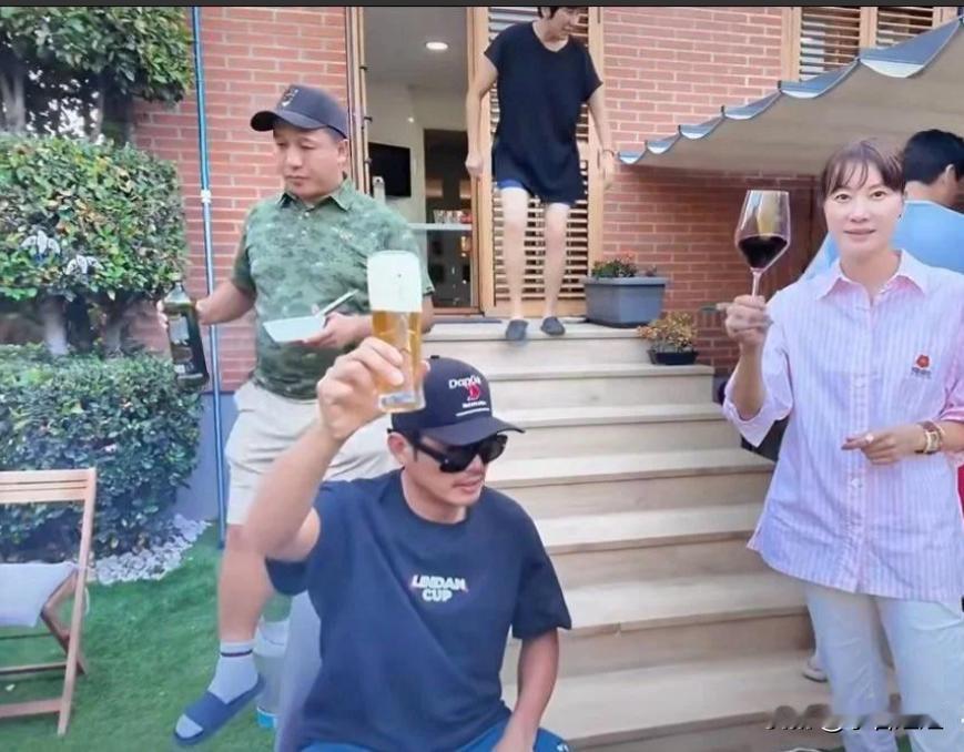 说实话，我以前并不喜欢林丹这个人，

觉得他私德有亏，但看到谢杏芳在西班牙暴雨里