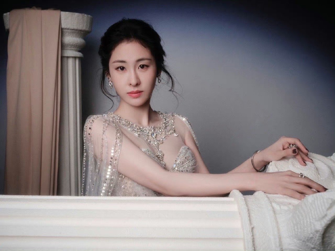 #张碧晨小手办出限量钻石皮肤了# 可以永远相信张碧晨带来的造型，简直就是行走的衣