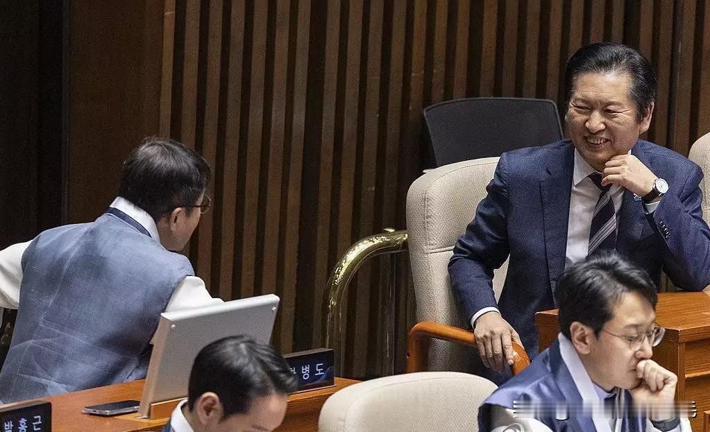 2月12日，春节前夕韩国政局骤然紧绷，原定时隔5个多月举行的总统李在明与朝野党首