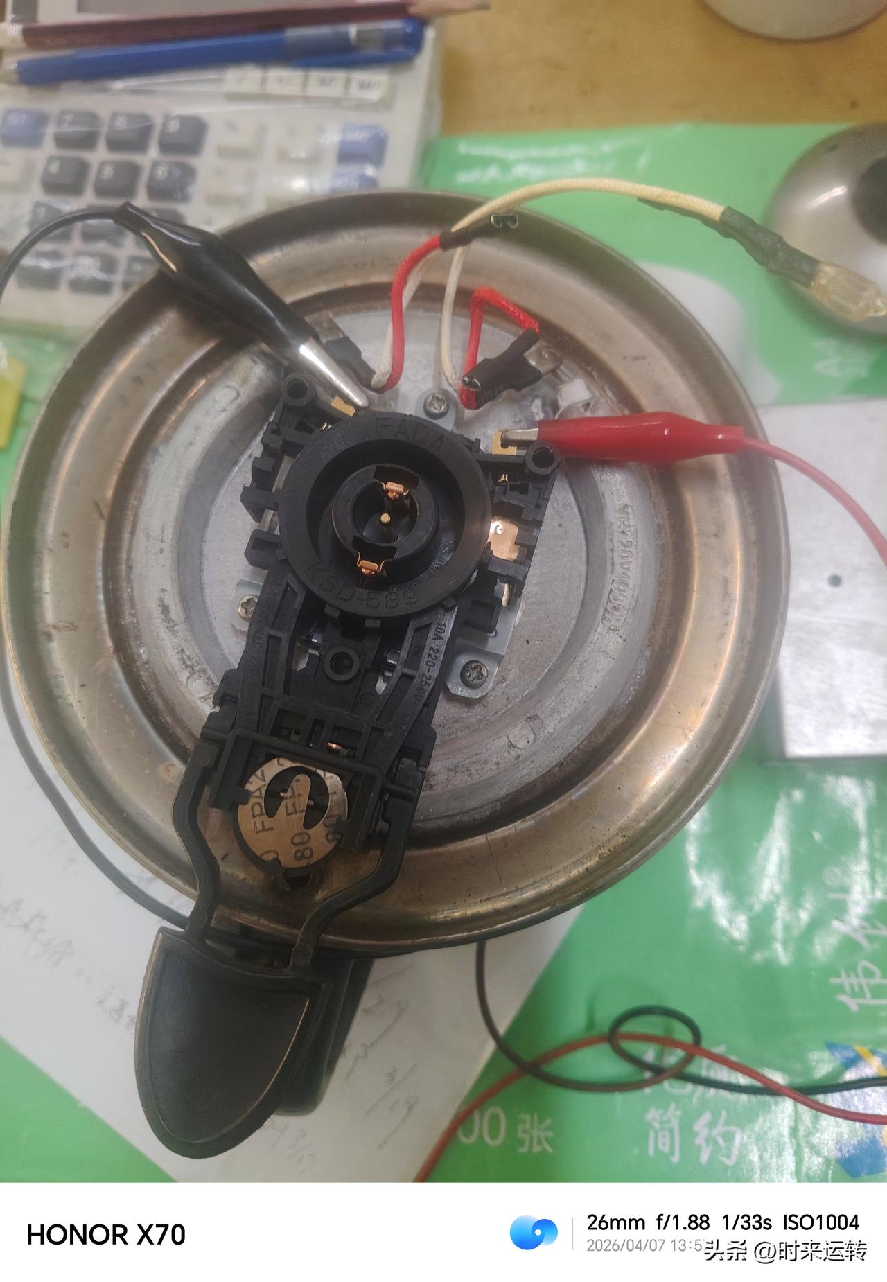 大家快来夸夸我！
我今天修好了罢工多年的电热水壶。
因为办公场所里的饮水机，前段