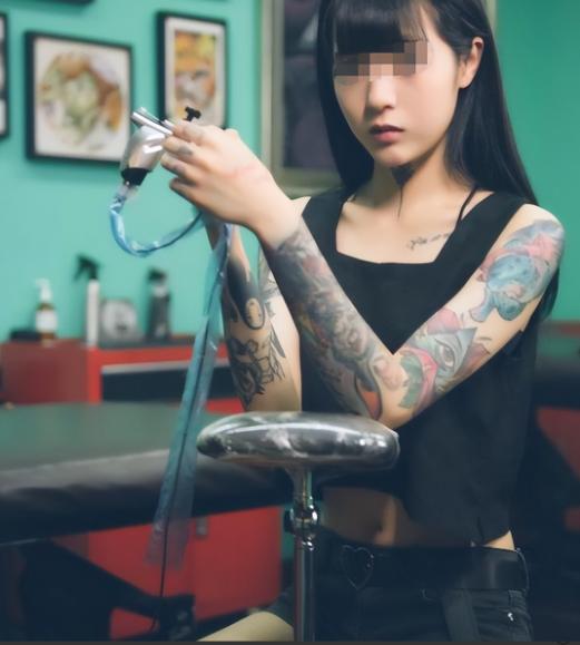2021年湖南长沙一名15岁女生报到入学时，因手臂带有纹身，被校方当场取消入学资