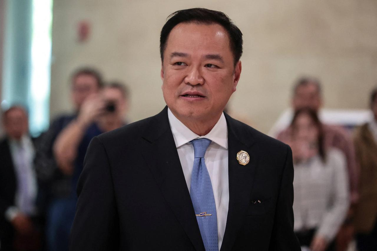 阿努廷三个月两变脸，真的有点意思，我说三点。
 
第一，推手和杀手都是泰国自己人
