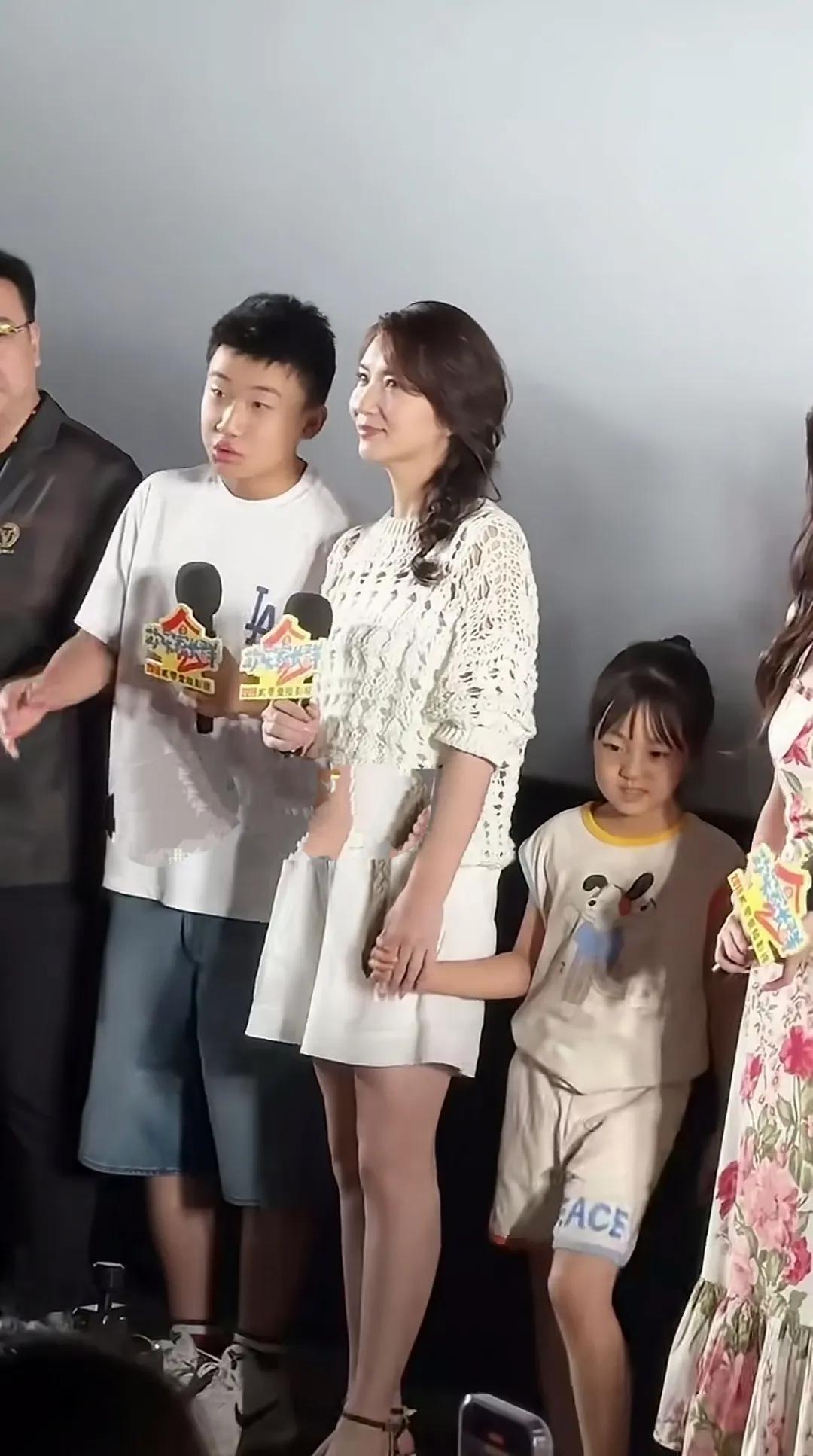 “万人迷”妈妈

戏里那个风情万种的“万人迷”

私底下是个教书匠

选了最靠谱