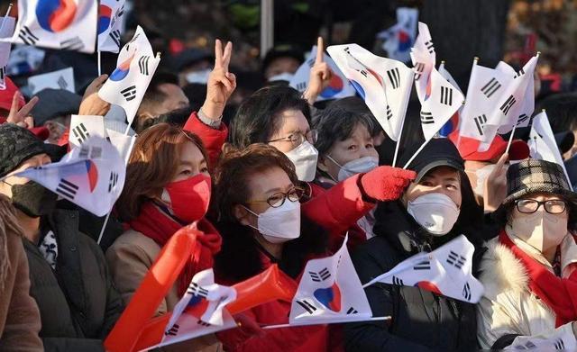 这是在历史上长期受到被殖民国家所形成，迫切需要极力摆脱在世界面前留下屈辱的印记所