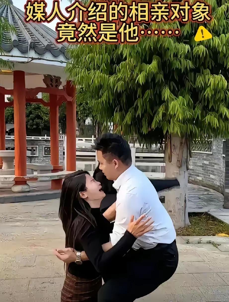 济南姑娘苏晚被亲戚安排去公园相亲，坐下一抬头，瞬间愣住。眼前这个叫周正的男生，正