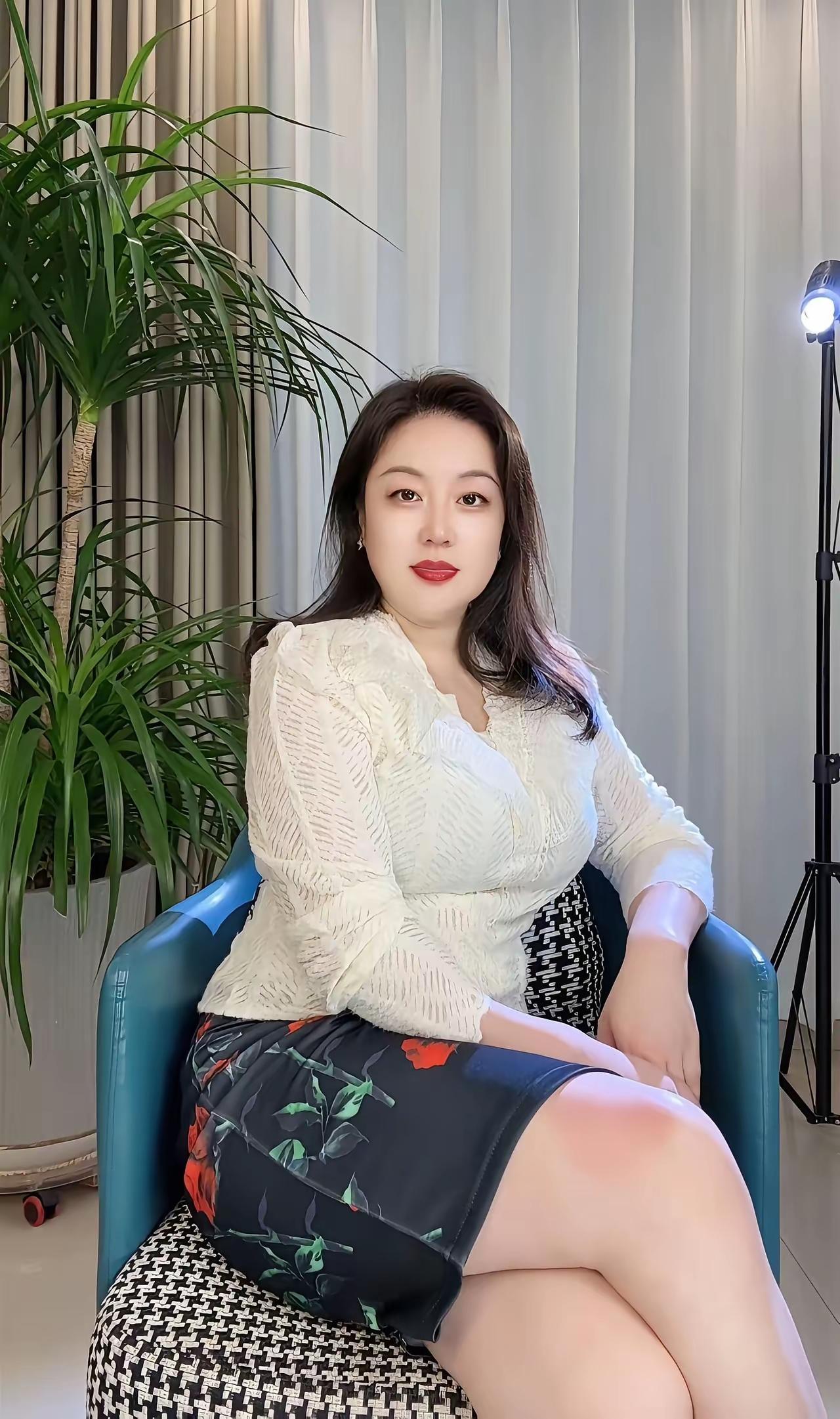 发现没有，

女人让男人着迷的地方，

不仅是漂亮的脸蛋，

不胖不瘦的身材，