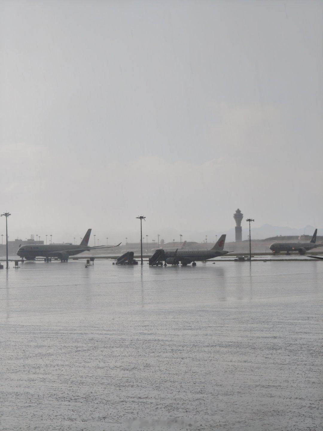 机长牛逼，这大暴雨天都能准点降落在空中都颠成筛子了