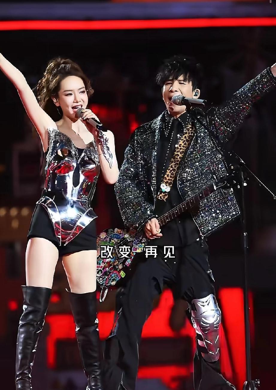 成年人的社交距离，有时只差一把吉他。
戚薇和大张伟在《我们的歌》后台，用一把琴隔