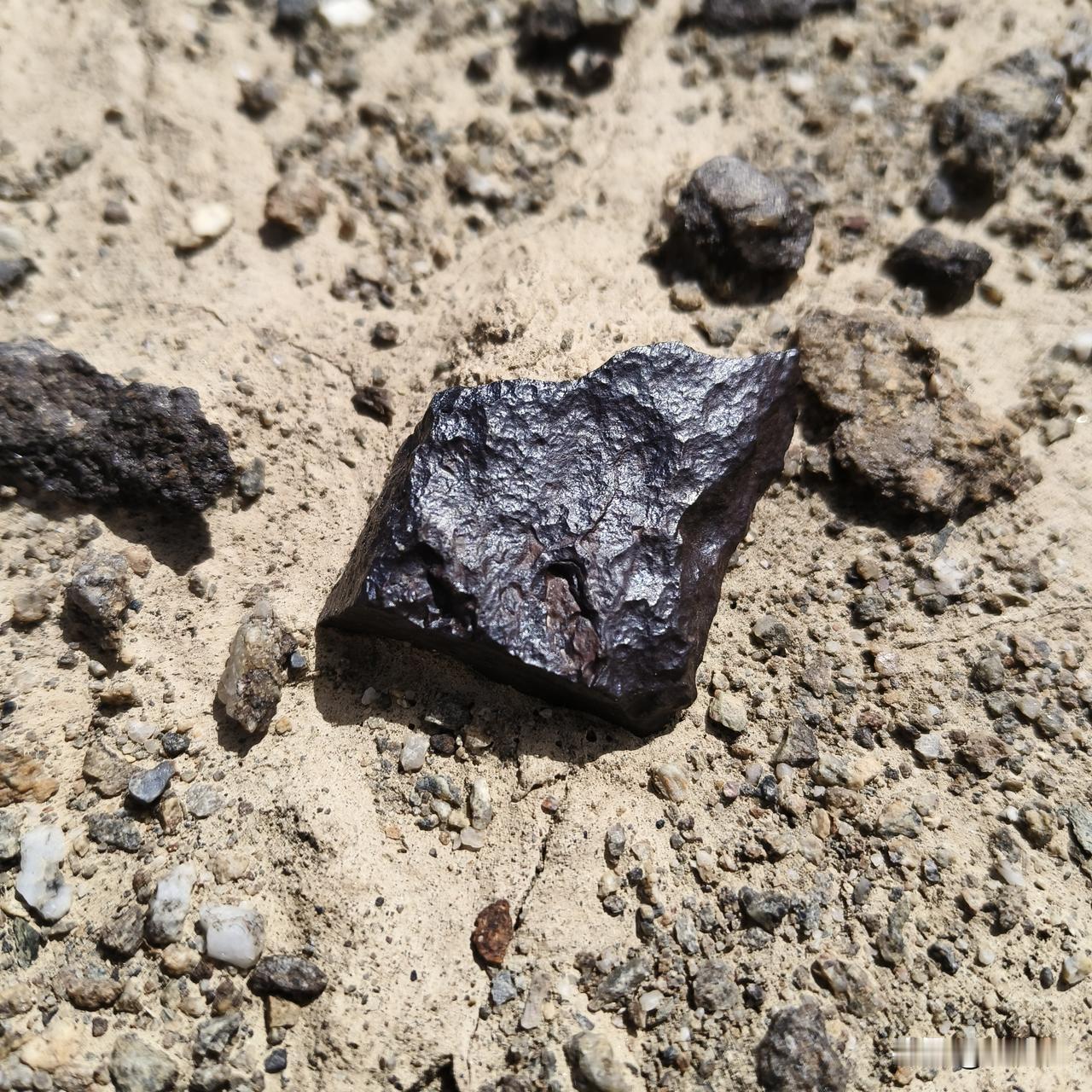 陨石是外太空送给地球上最好的礼物，陨石是奔走的灵魂，遇到有缘分的会变得有灵性。陨