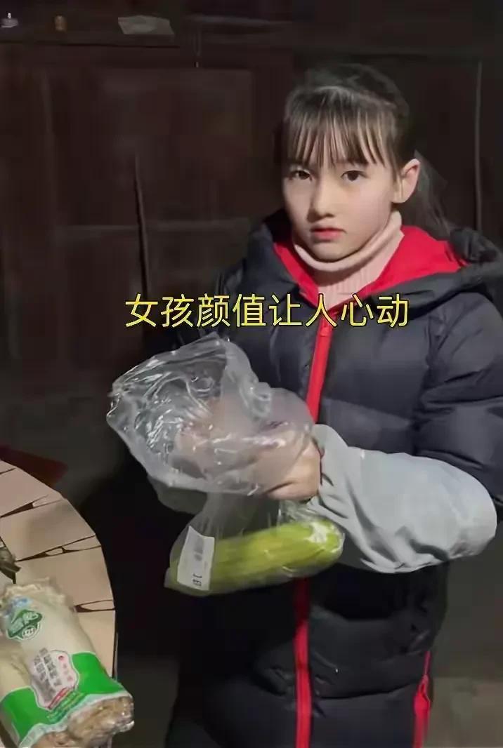 两个女孩，其实长得都很漂亮，一个穿冬装，显得有些土里土气，一个穿夏装，感觉有些热