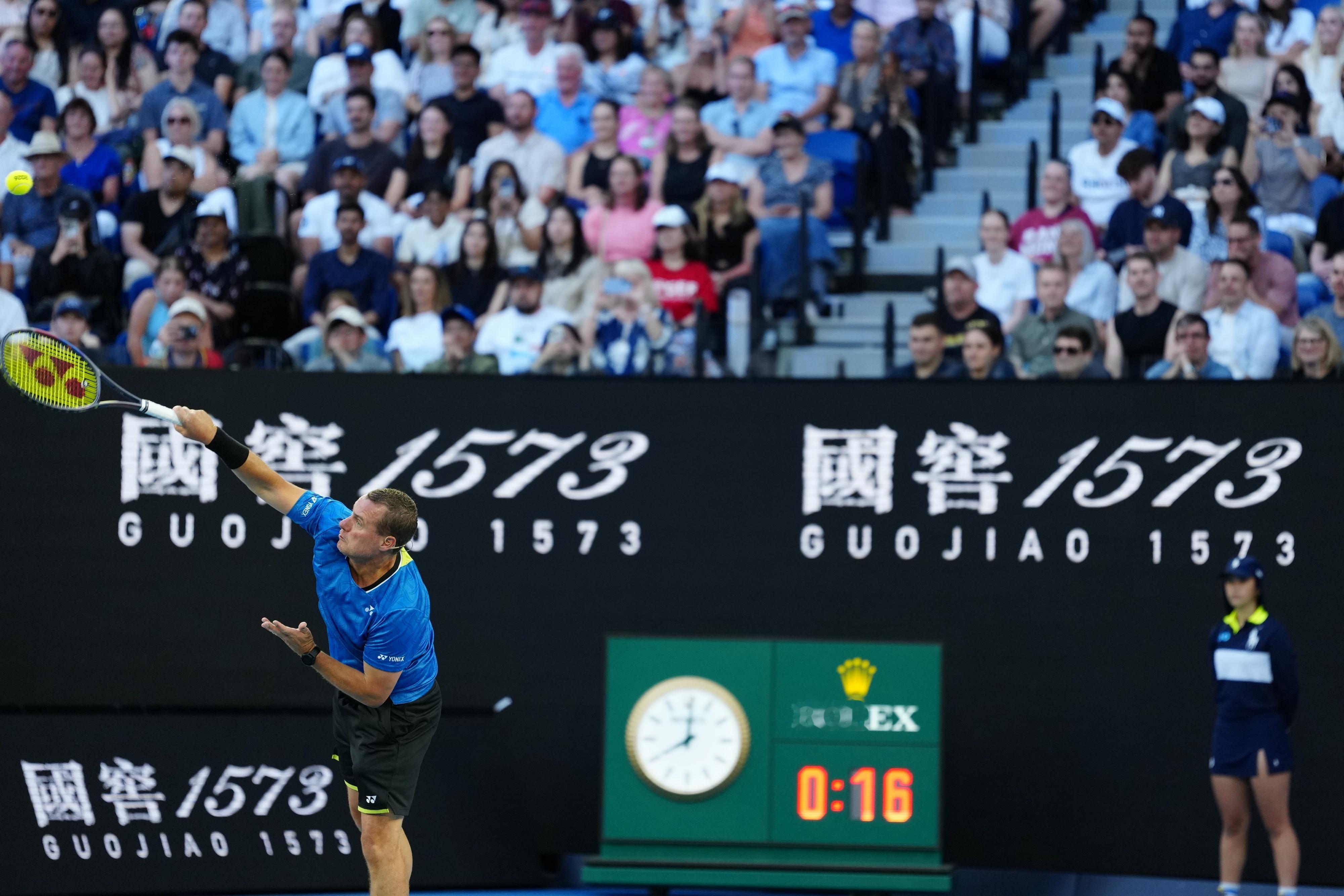 费德勒出席澳网开幕式 费德勒携手阿加西、休伊特和拉夫特出战开幕式表演赛！6届澳网