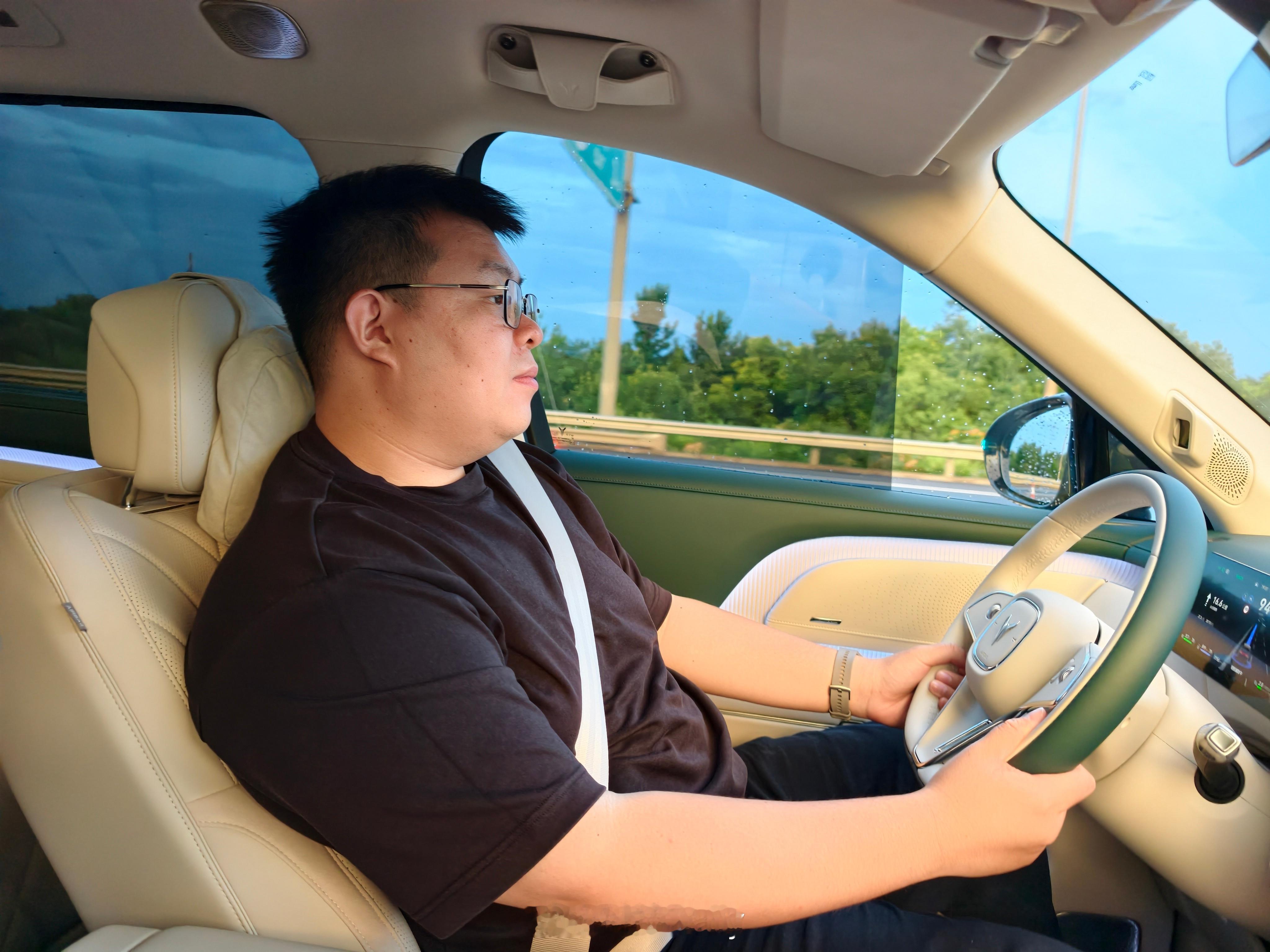下班下班，今天勤勤恳恳拍了两台车，开岚图泰山X8回家不累，坐在车里都是享受。太爱