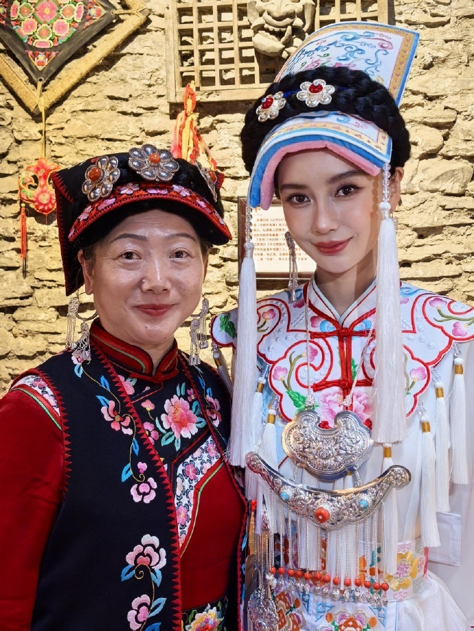 angelababy穿民族服饰和路人合照  angelababy穿民族服饰和路人