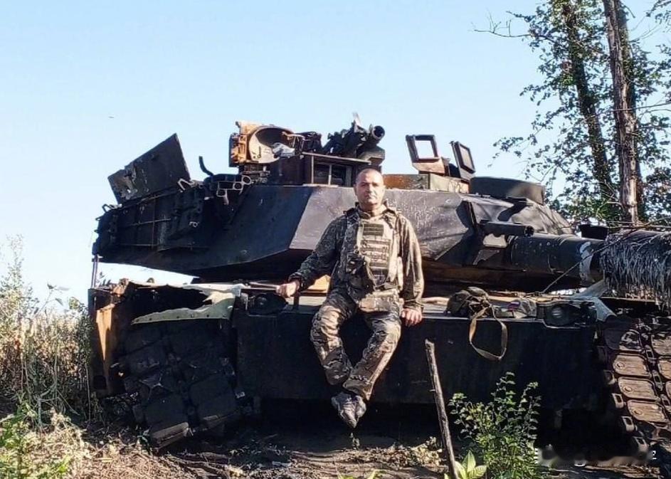 9月8日，乌克兰武装部队两辆美制M1A1SA艾布拉姆斯坦克，被俄军击伤后，被乌军