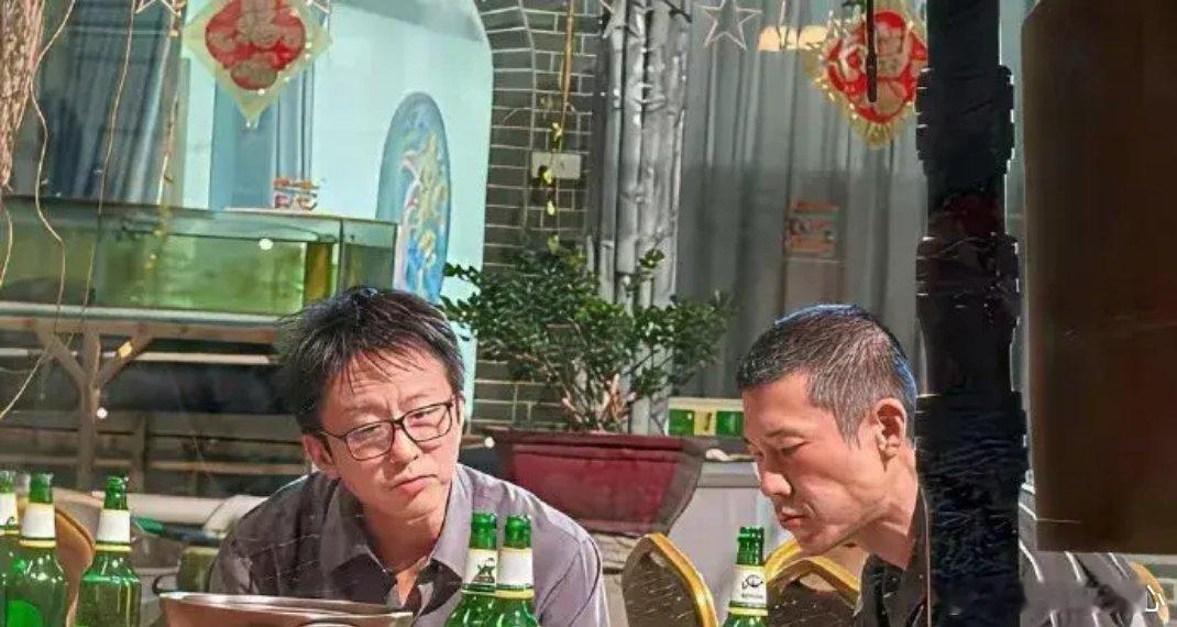 网友偶遇46岁邓超和朋友聚餐，这状态才是中年男人该有的真实模样 