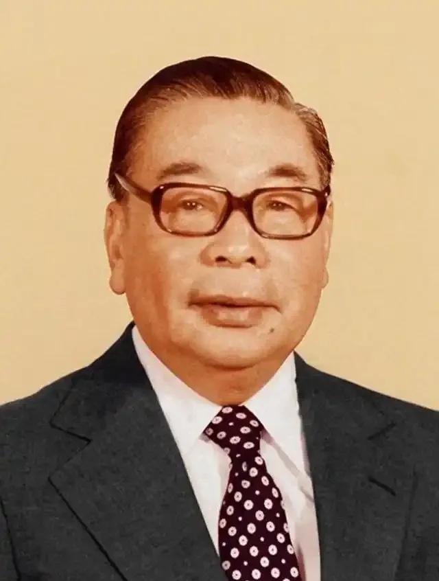 1954年，一万多名志愿军战俘抵台，蒋介石亲笔题字，蒋经国伫立码头热泪盈眶，这番