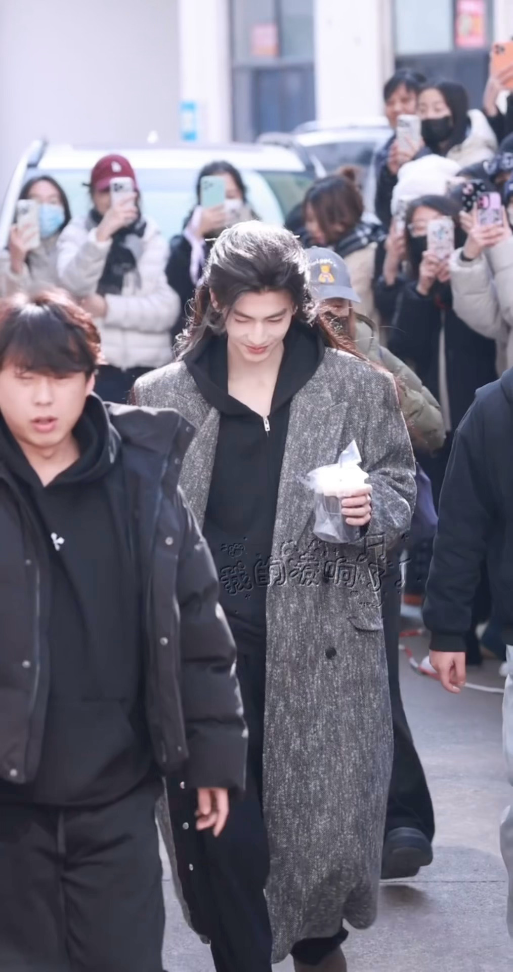 少爷他笑了，因为粉丝喊他“横店摄影咖 家玮帅爆啦”张凌赫横店摄影咖家玮帅爆啦张凌