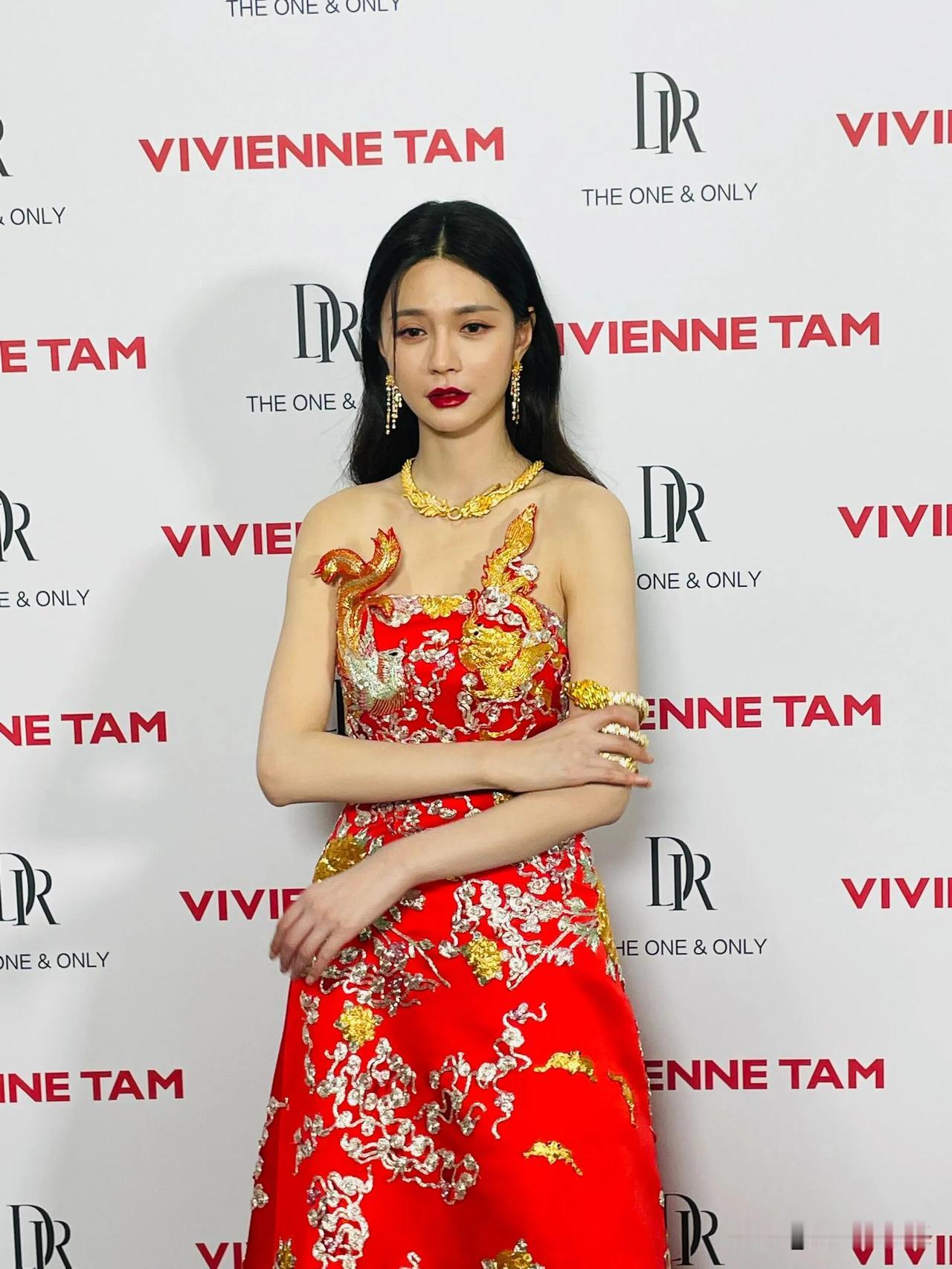 毁人于无形的妆造，中国风的礼服穿在沈梦辰看起来畏畏缩缩，一点儿自信的气场都没有，