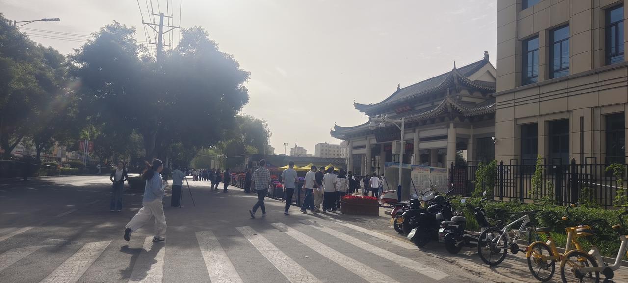 今天高考第一天，丫头7点半起床，心态还算好，因为考点离她上小学的学校近，学校旁边