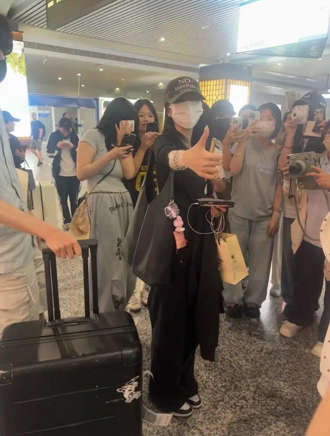 恩新｜没人发现穿了同款鞋型吗刷了很多路透突然发现恩恩和老新穿的都是这款鞋型xql