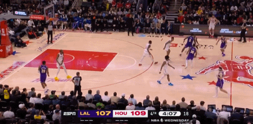 东大哥开始操作了，强！再度打停火箭，113-109，还有3分12秒！湖人vs火箭