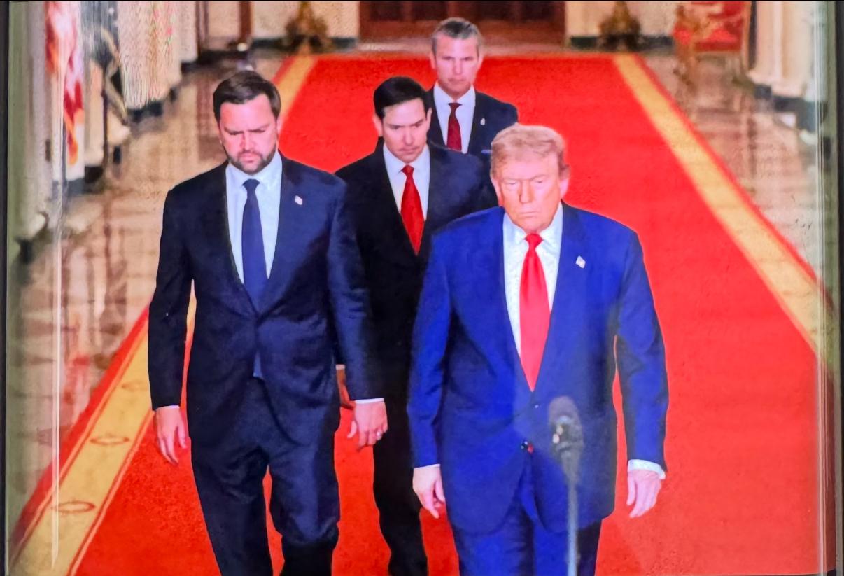 很多人习惯把美国这届政府称作“草台班子”，可真要冷静下来观察，就会发现事情并没有