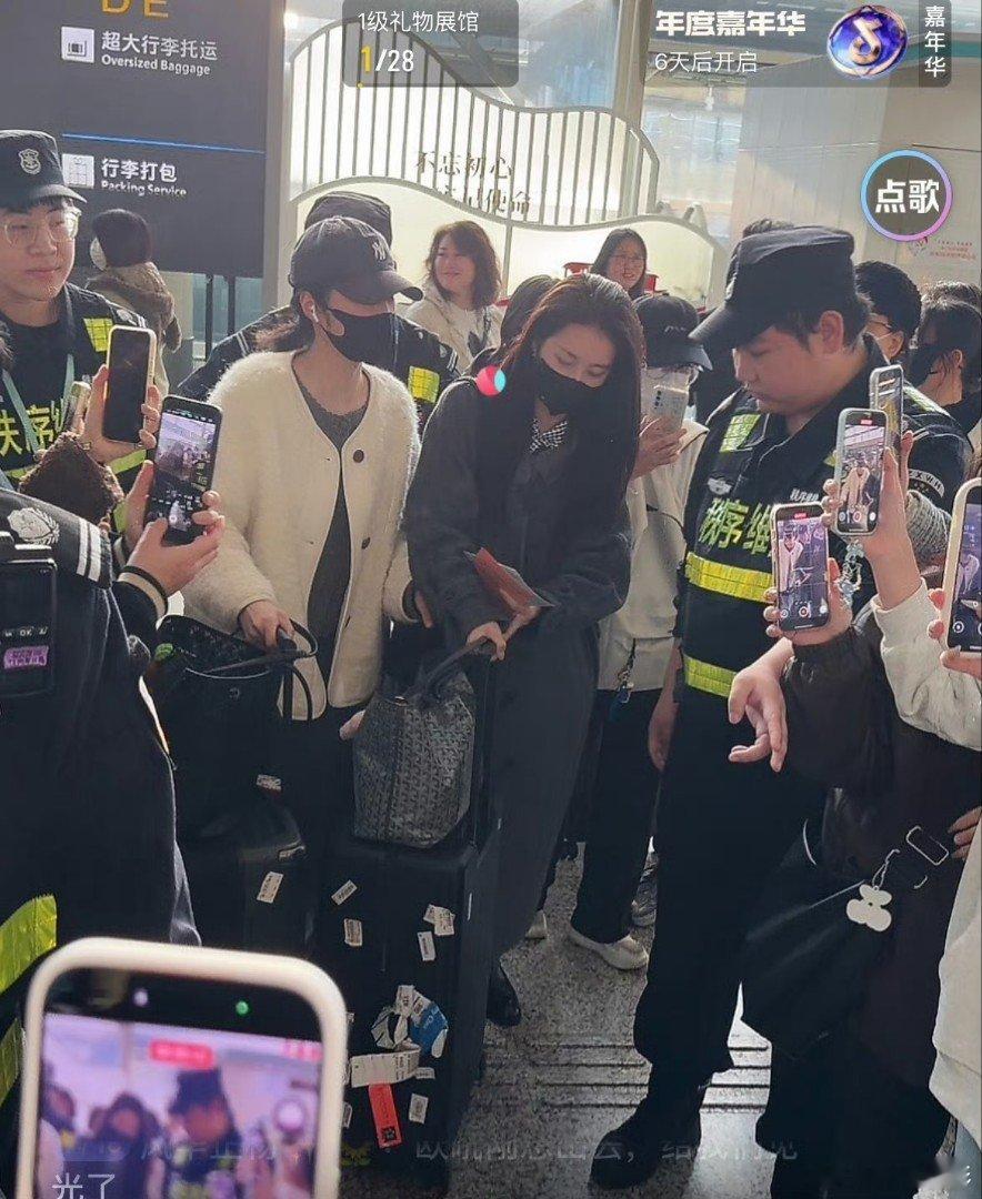 郭宇欣杭州出发太原机场路透，素颜好漂亮，人气好高，期待明天的鎏金盛典！