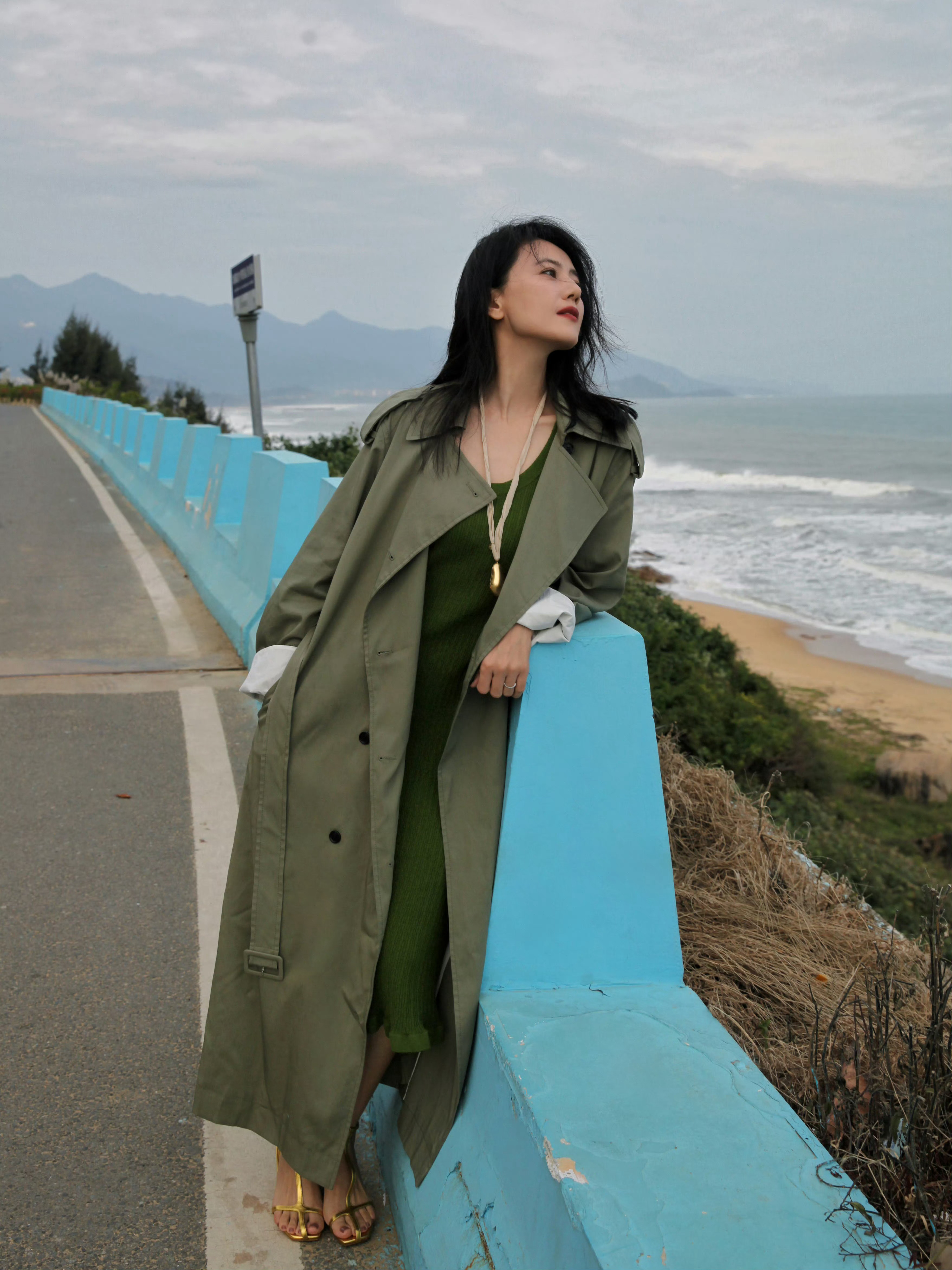 姐姐临海公路漫行，风裹着海面的松弛感，刚好读懂这个话题。很多人放下白领执念、选择