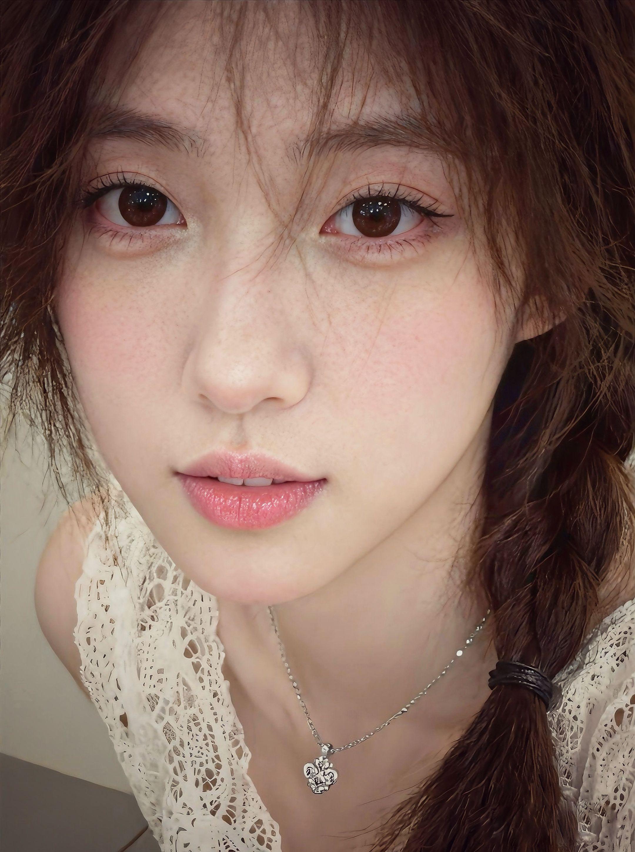 我看着你的脸 轻刷着和弦。